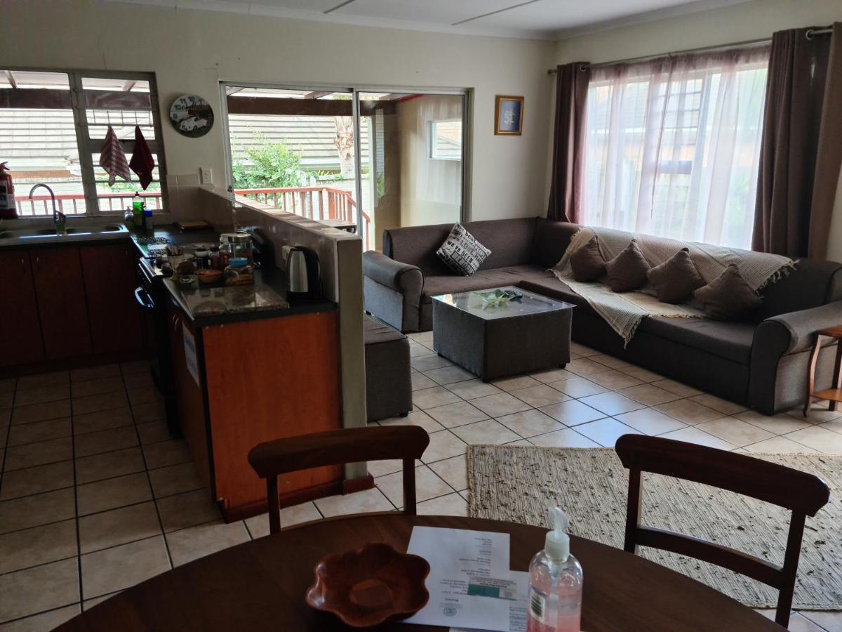 Mackenzies Accommodation Іст-Лондон Екстер'єр фото