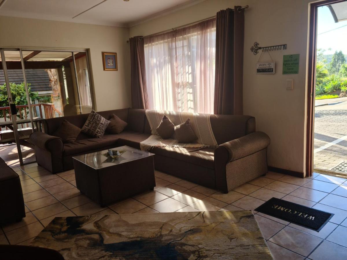 Mackenzies Accommodation Іст-Лондон Екстер'єр фото